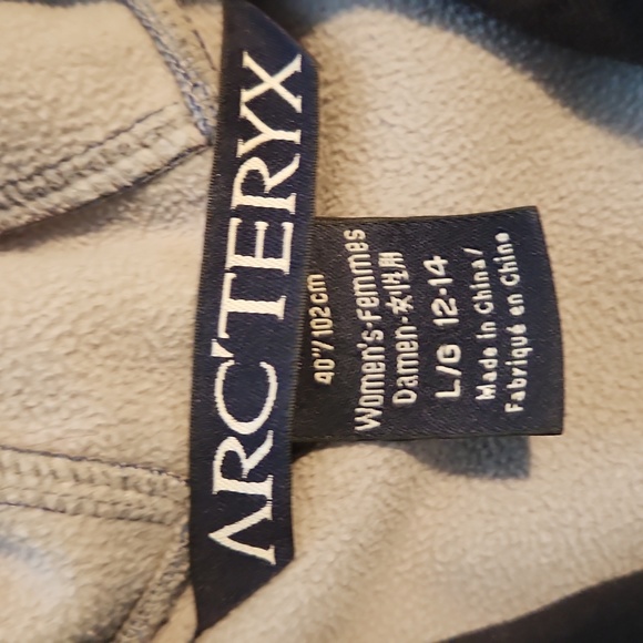Arc'teryx womens large wind/ fleece coat.   CA #34438 - Picture 2 of 4
